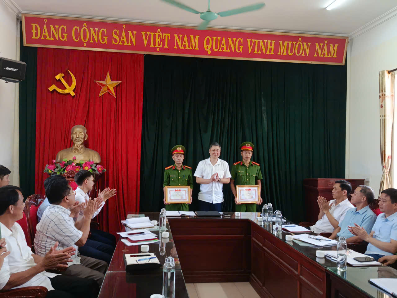 Ngày 04/08/2025, Chủ tịch UBND xã Yên Cường trao tặng giấy khen cho tập thể, cá nhân công an xã 